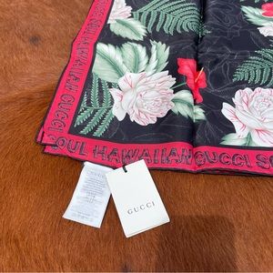 GUCCI silk scarf *Hawaii theme. NWT